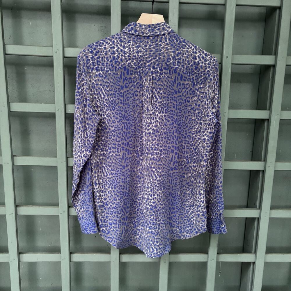 J.McLaughlin Blue Gray Leopard Print 100% Silk Blouse Shirt M Quiet Luxury - Picture 4 of 7